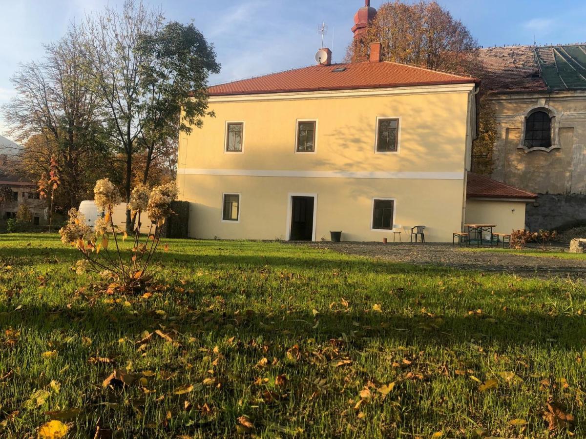 Penzion Fara Pod Milesovkou Hotel Velemin Buitenkant foto