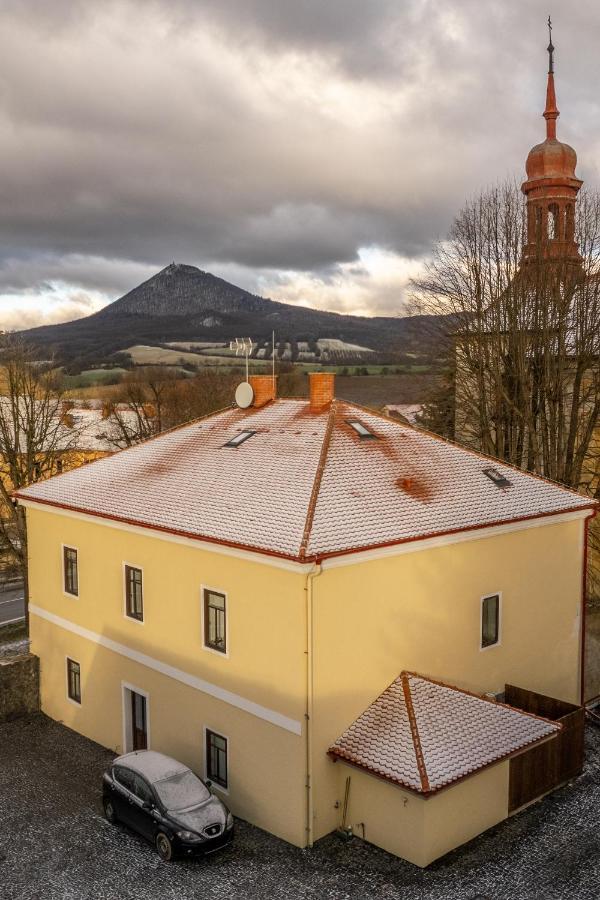 Penzion Fara Pod Milesovkou Hotel Velemin Buitenkant foto